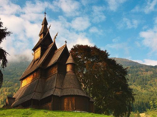 https://mdw-travel-data-us-east-1.s3.amazonaws.com/img/country/Norway/Hopperstad-Stave-Church/img_02.jpg