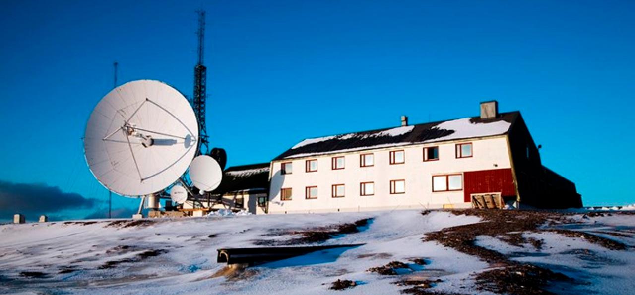 https://mdw-travel-data-us-east-1.s3.amazonaws.com/img/country/Norway/Isfjord-Radio-Adventure-Hotel/img_01.jpg
