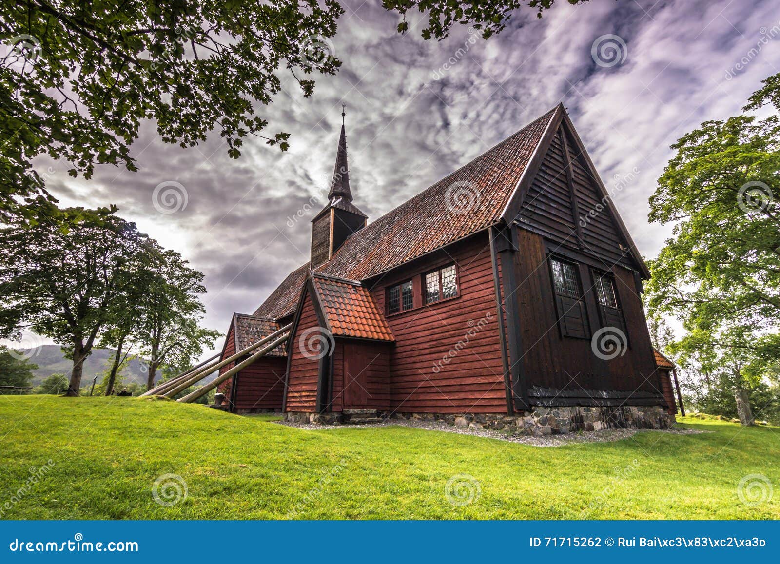 https://mdw-travel-data-us-east-1.s3.amazonaws.com/img/country/Norway/Kvernes-Stave-Church/img_04.jpg