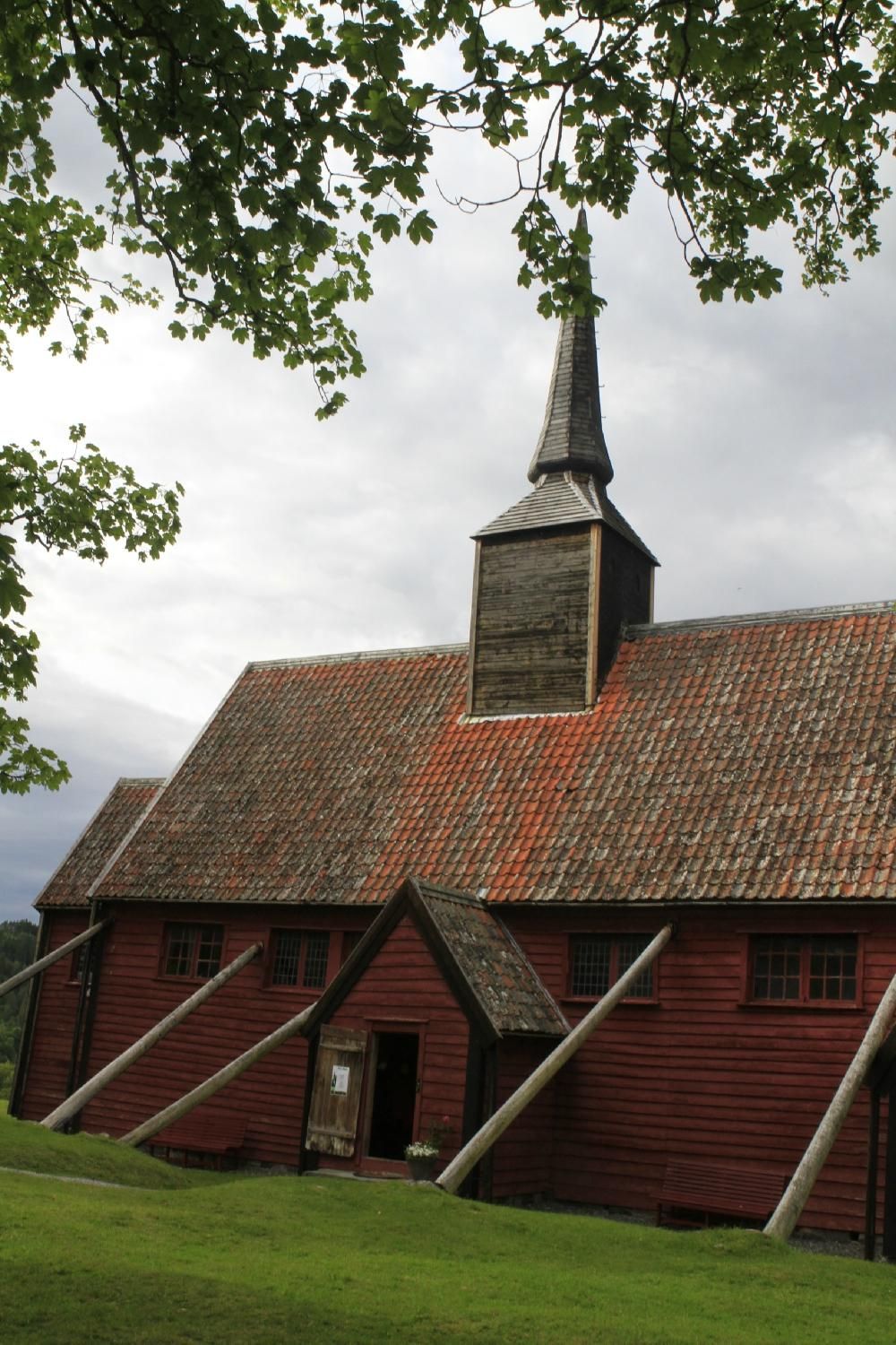https://mdw-travel-data-us-east-1.s3.amazonaws.com/img/country/Norway/Kvernes-Stave-Church/img_05.jpg