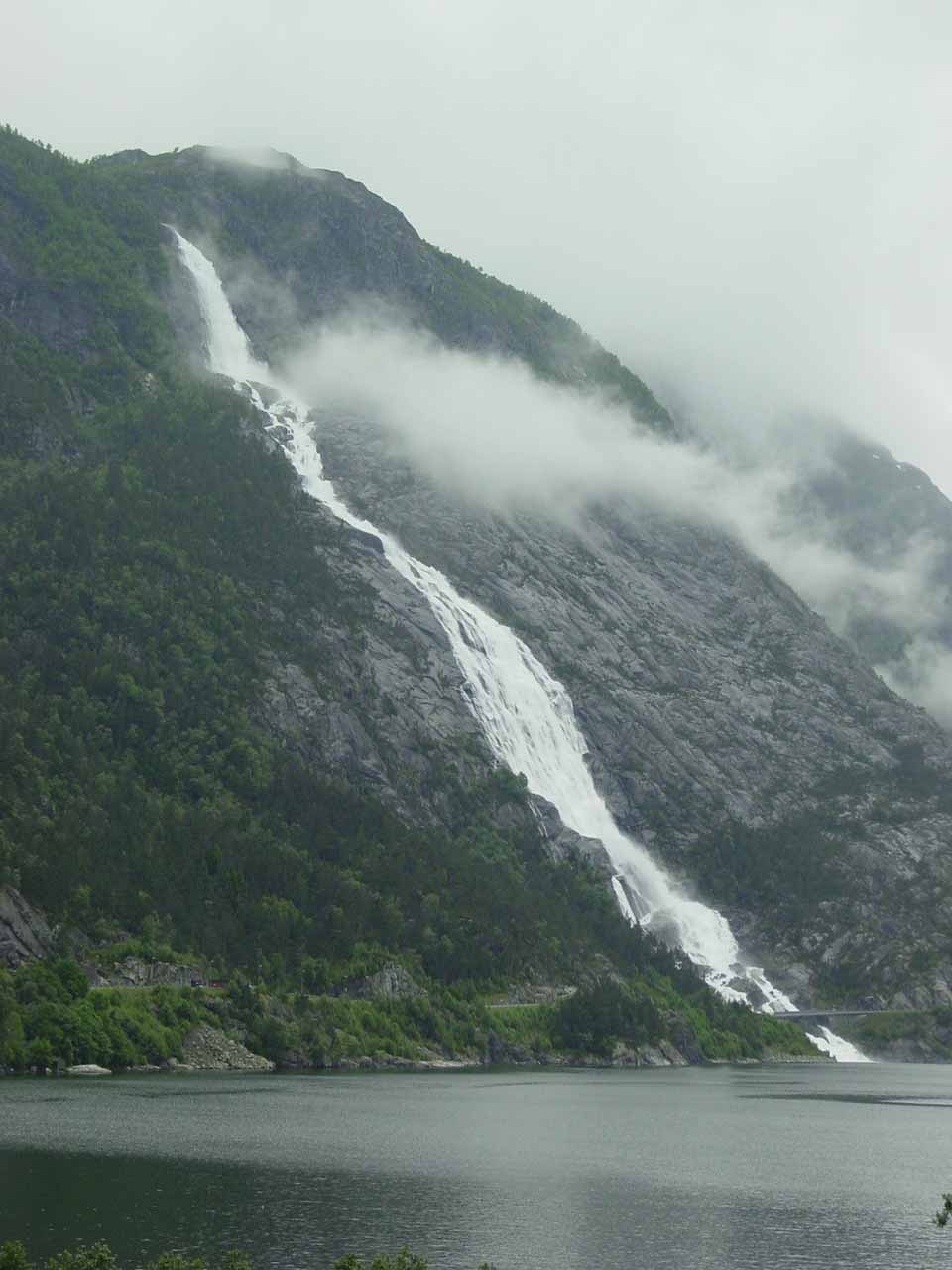 https://mdw-travel-data-us-east-1.s3.amazonaws.com/img/country/Norway/Langfoss/img_02.jpg