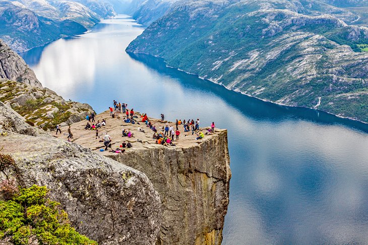 https://mdw-travel-data-us-east-1.s3.amazonaws.com/img/country/Norway/LofotenAktiv/img_02.jpg