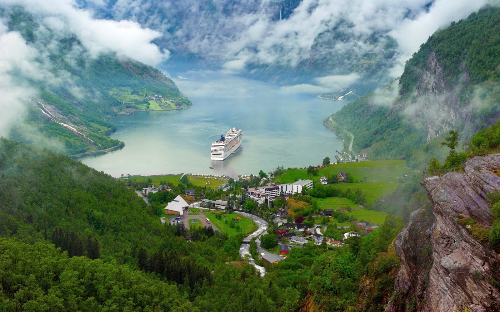https://mdw-travel-data-us-east-1.s3.amazonaws.com/img/country/Norway/Maanfjorden/img_01.jpg