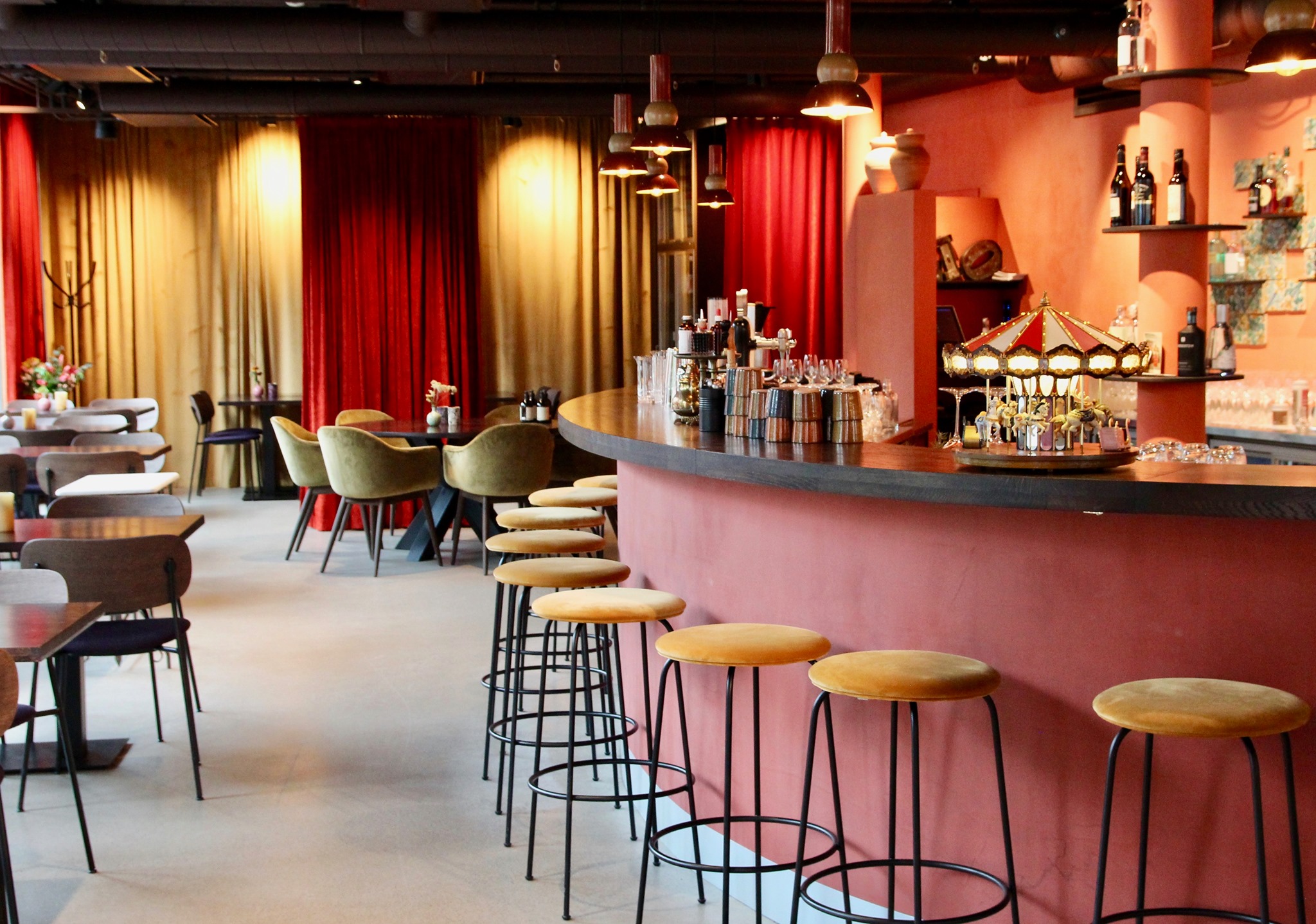 https://mdw-travel-data-us-east-1.s3.amazonaws.com/img/country/Norway/Molen-Cafe-and-Restaurant/img_02.jpg