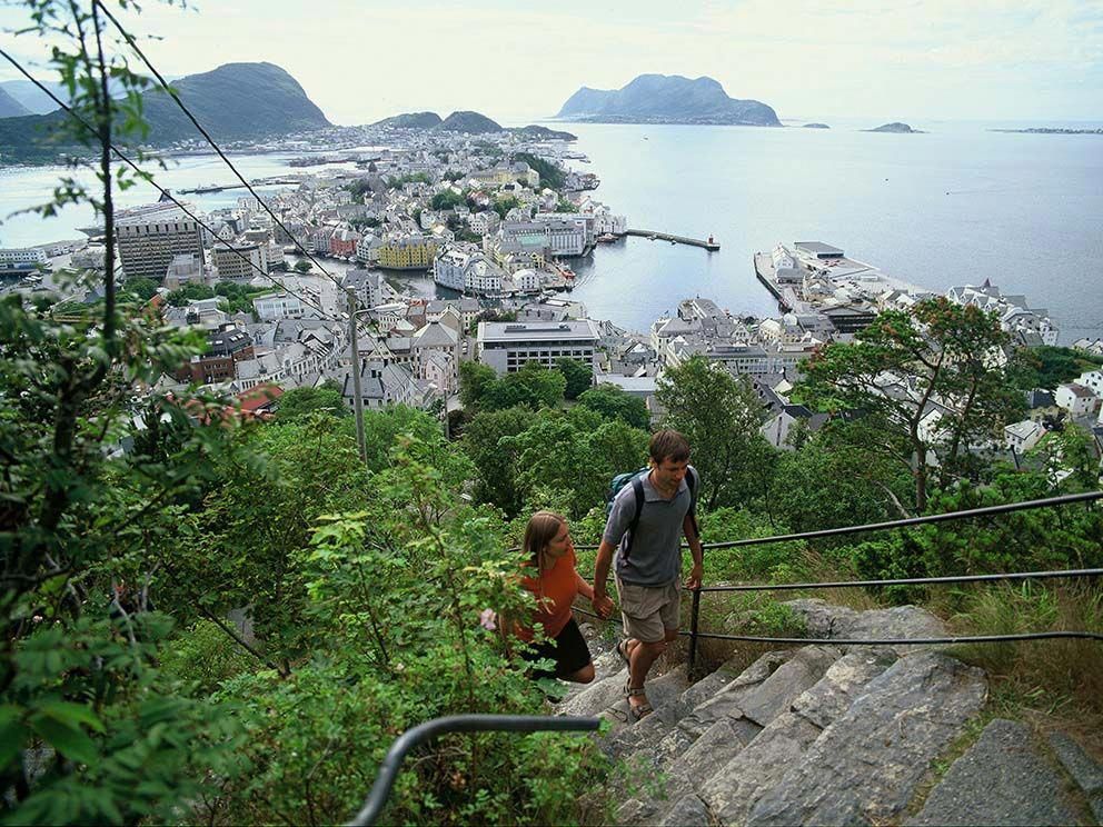 https://mdw-travel-data-us-east-1.s3.amazonaws.com/img/country/Norway/Mount-Aksla/img_02.jpg
