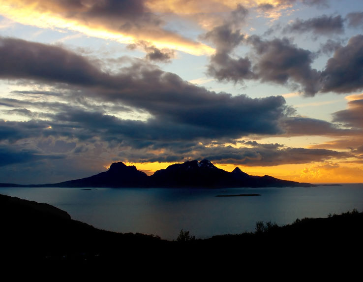 https://mdw-travel-data-us-east-1.s3.amazonaws.com/img/country/Norway/Mount-Ronvikfjellet/img_01.jpg
