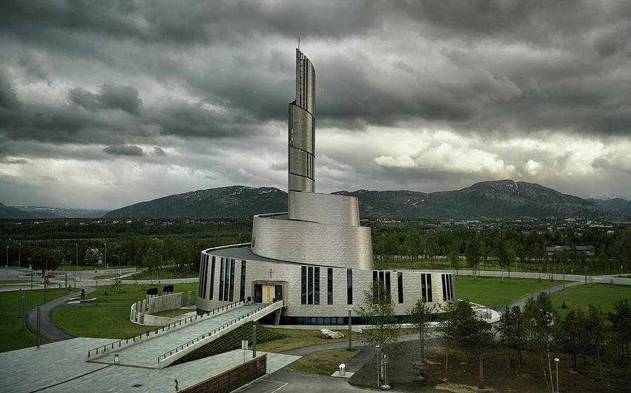 https://mdw-travel-data-us-east-1.s3.amazonaws.com/img/country/Norway/Northern-Lights-Cathedral/img_02.jpg