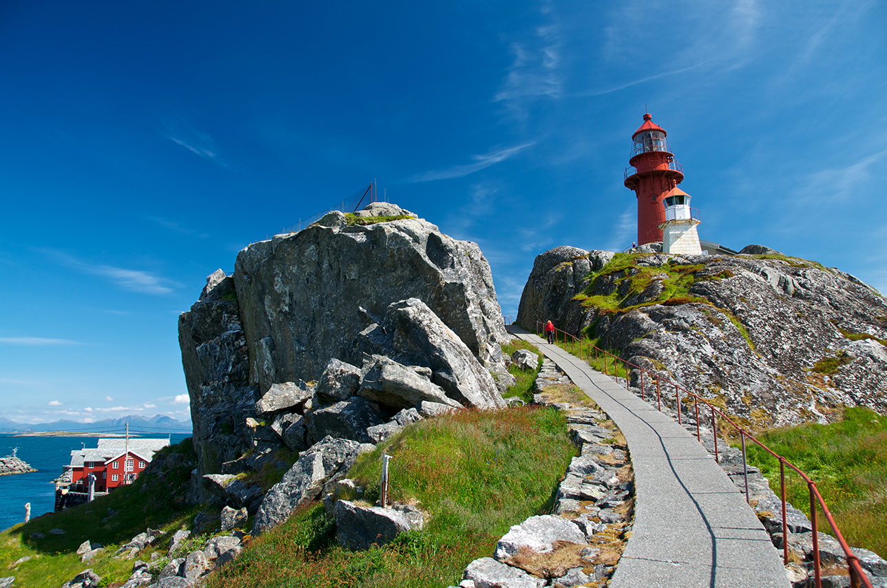 https://mdw-travel-data-us-east-1.s3.amazonaws.com/img/country/Norway/Northern-Ona-Lighthouse/img_03.jpg