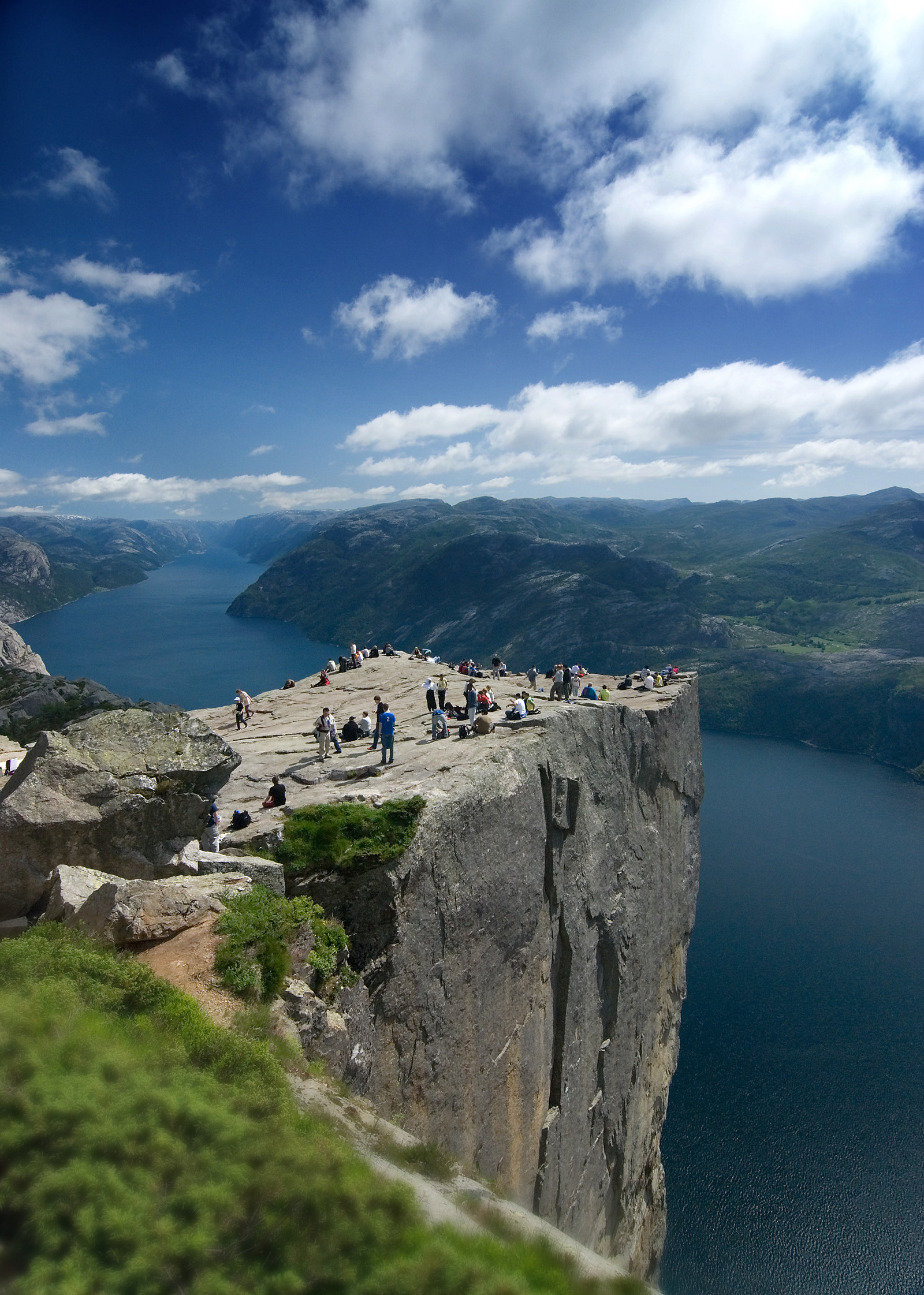 https://mdw-travel-data-us-east-1.s3.amazonaws.com/img/country/Norway/Preikestolen/img_00.jpg