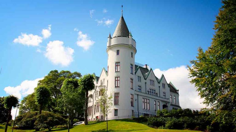 https://mdw-travel-data-us-east-1.s3.amazonaws.com/img/country/Norway/Rikards-Castle/img_01.jpg
