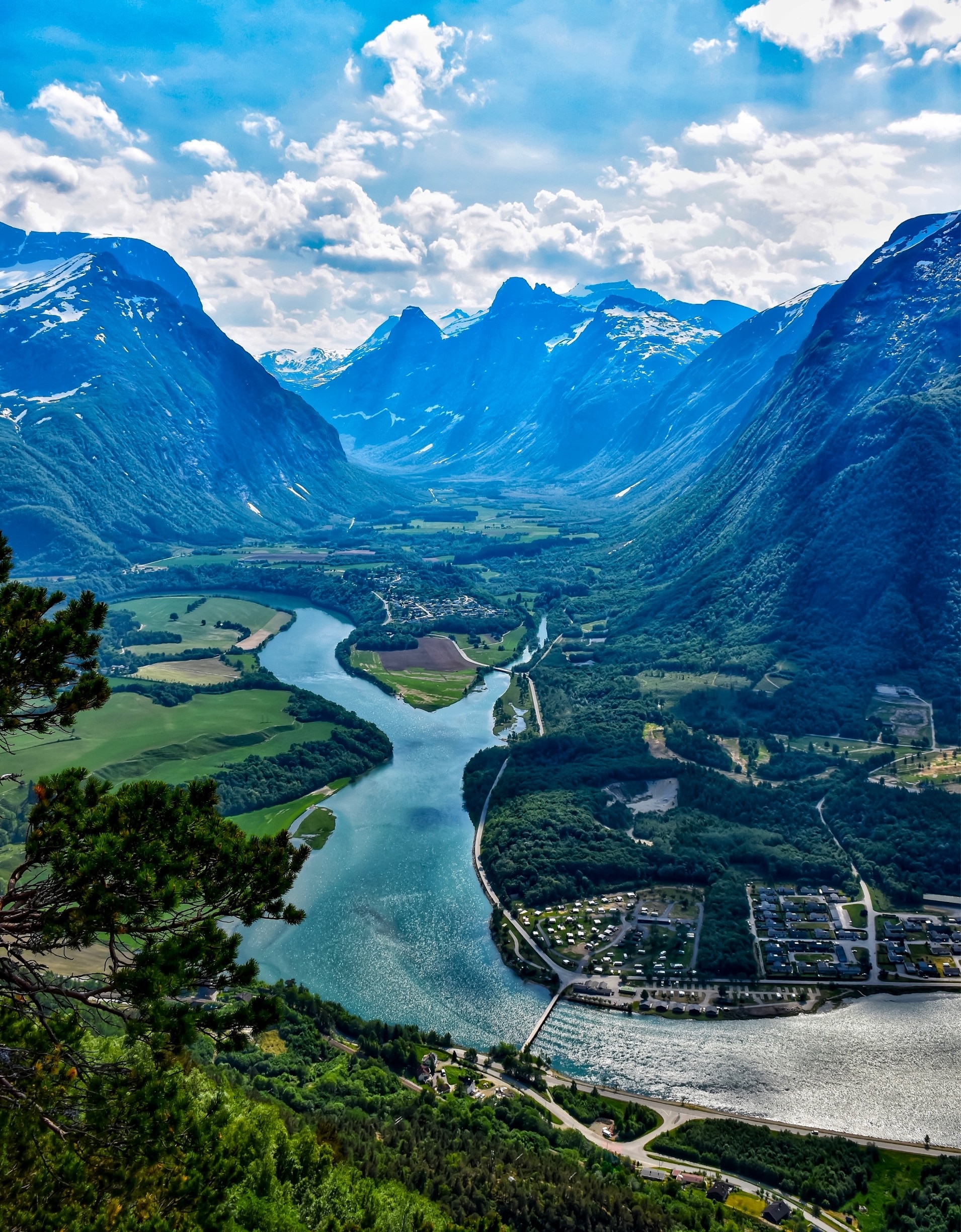 https://mdw-travel-data-us-east-1.s3.amazonaws.com/img/country/Norway/Romsdalsfjorden/img_00.jpg