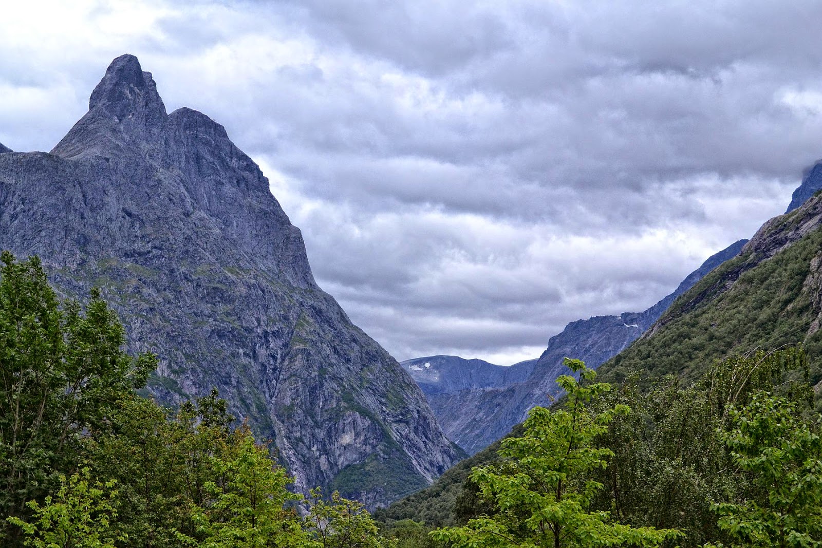 https://mdw-travel-data-us-east-1.s3.amazonaws.com/img/country/Norway/Romsdalshorn/img_02.jpg