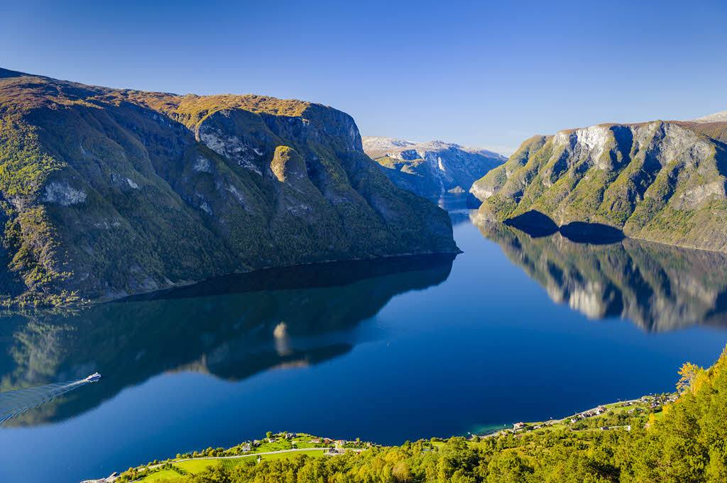 https://mdw-travel-data-us-east-1.s3.amazonaws.com/img/country/Norway/Sognefjord-in-a-Nutshell/img_01.jpg