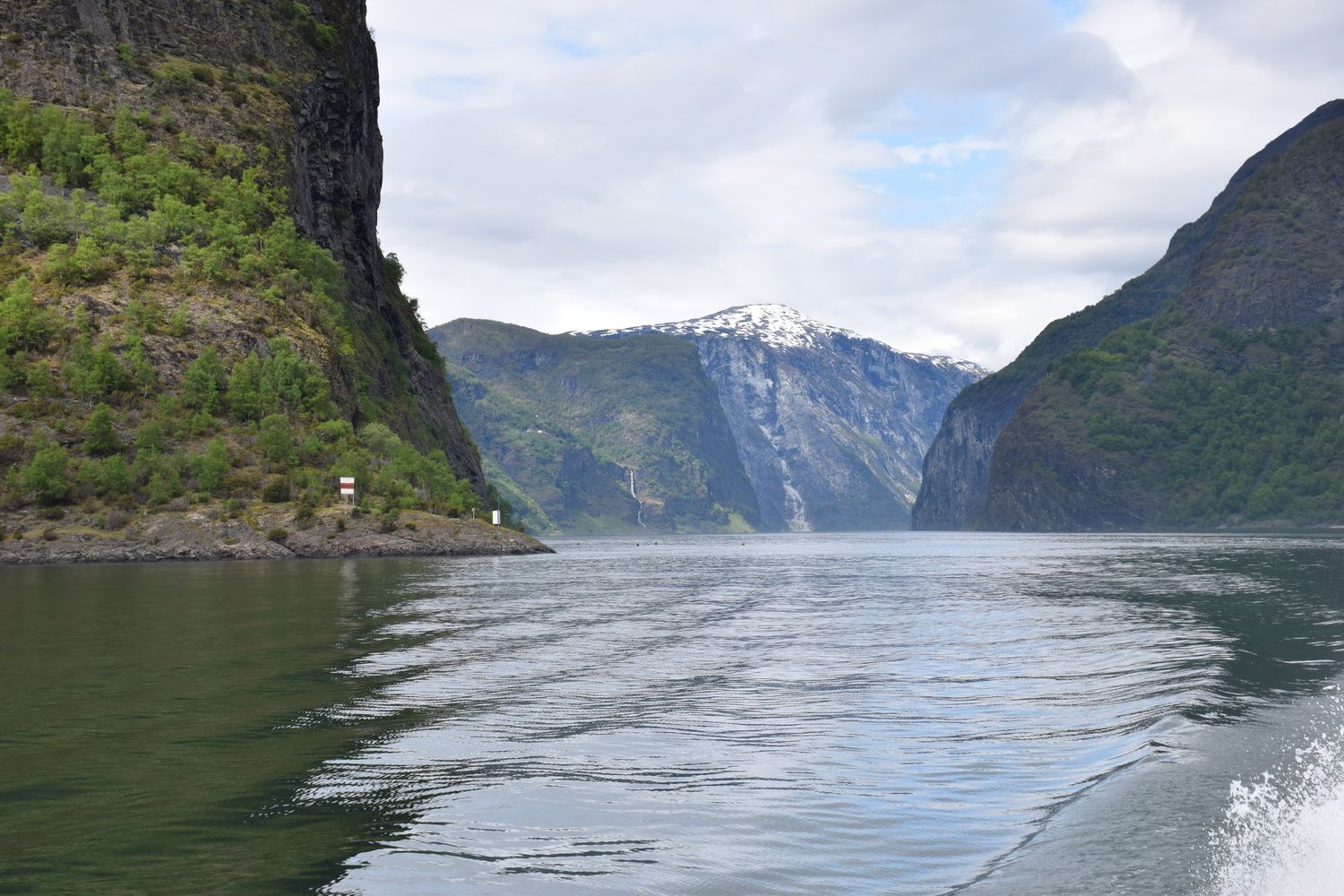 https://mdw-travel-data-us-east-1.s3.amazonaws.com/img/country/Norway/Sognefjord-in-a-Nutshell/img_03.jpg