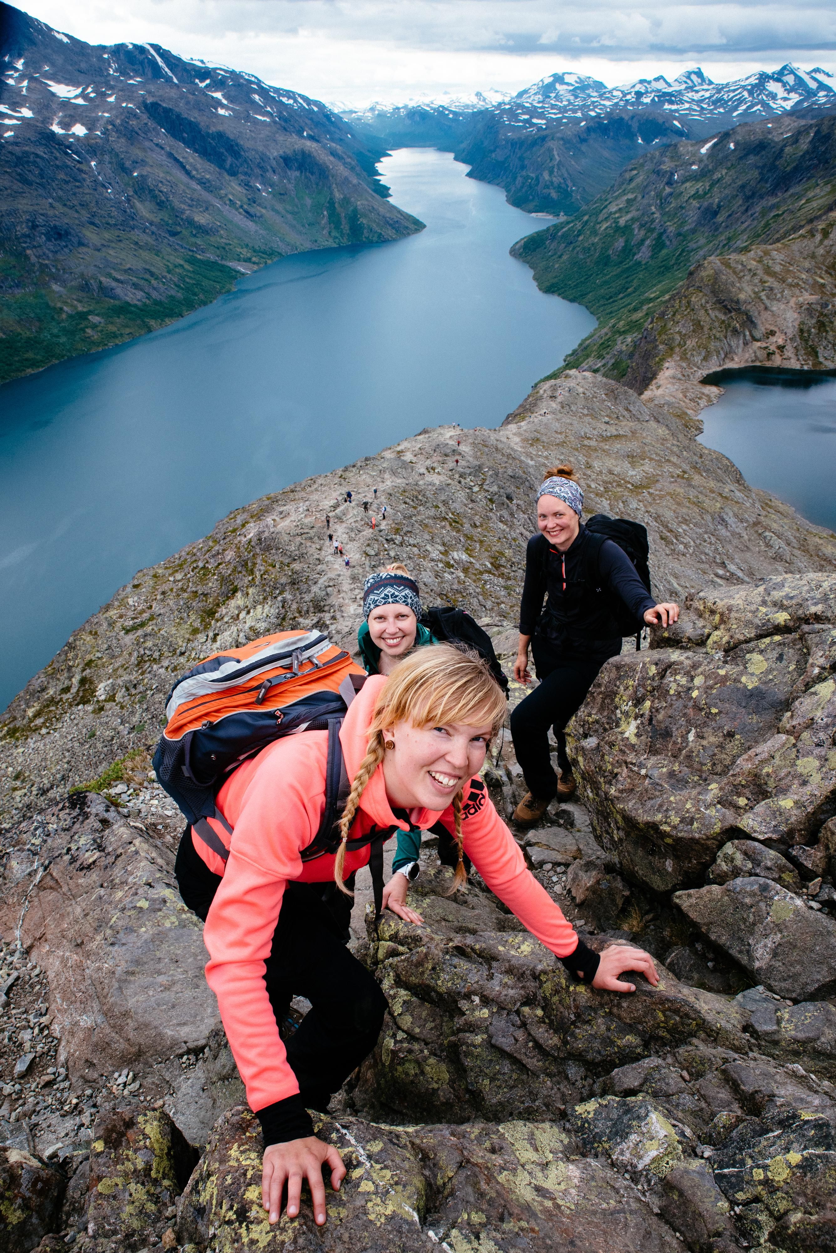 https://mdw-travel-data-us-east-1.s3.amazonaws.com/img/country/Norway/Svolvaergeita-Hiking-Trail/img_01.jpg