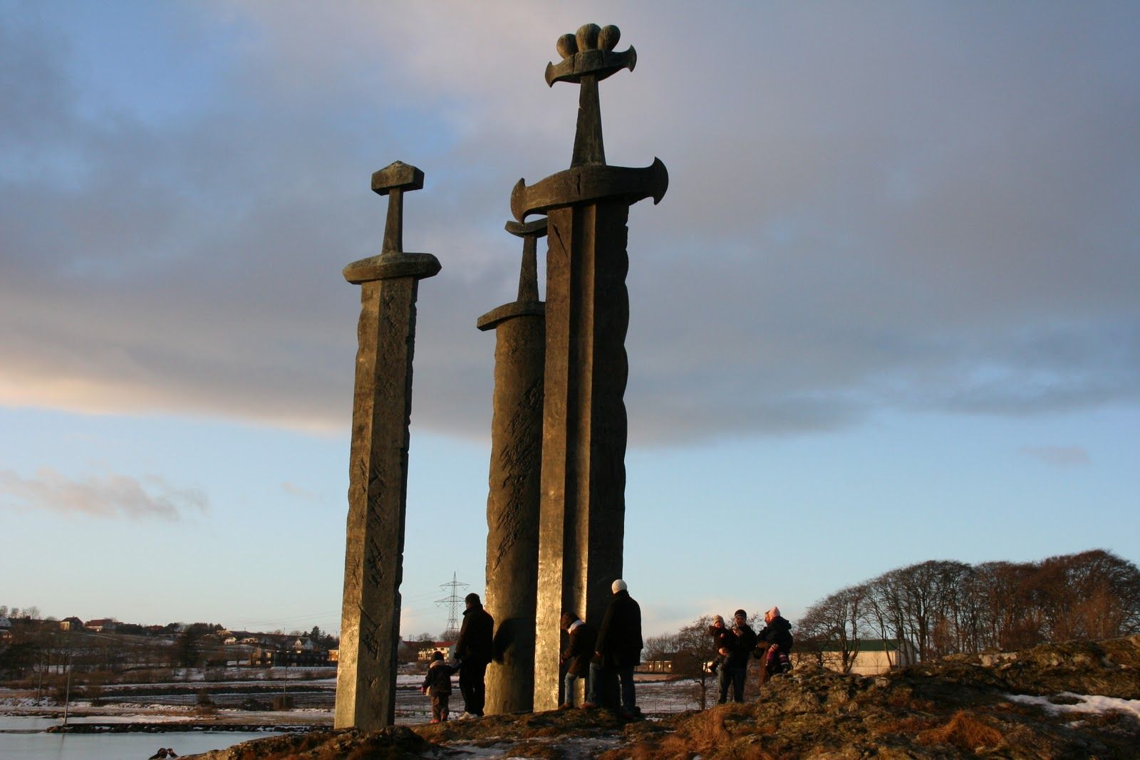 https://mdw-travel-data-us-east-1.s3.amazonaws.com/img/country/Norway/Swords-in-Rock/img_02.jpg