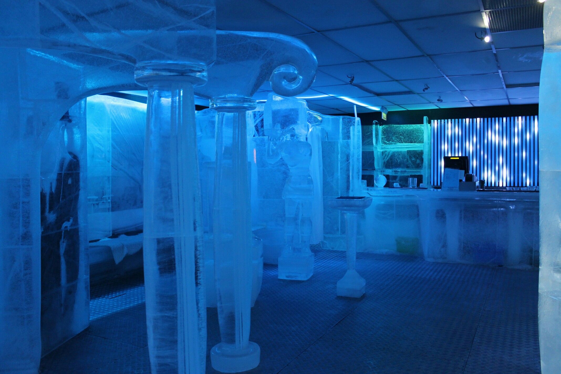 https://mdw-travel-data-us-east-1.s3.amazonaws.com/img/country/Norway/The-Magic-Ice-Bar/img_00.jpg
