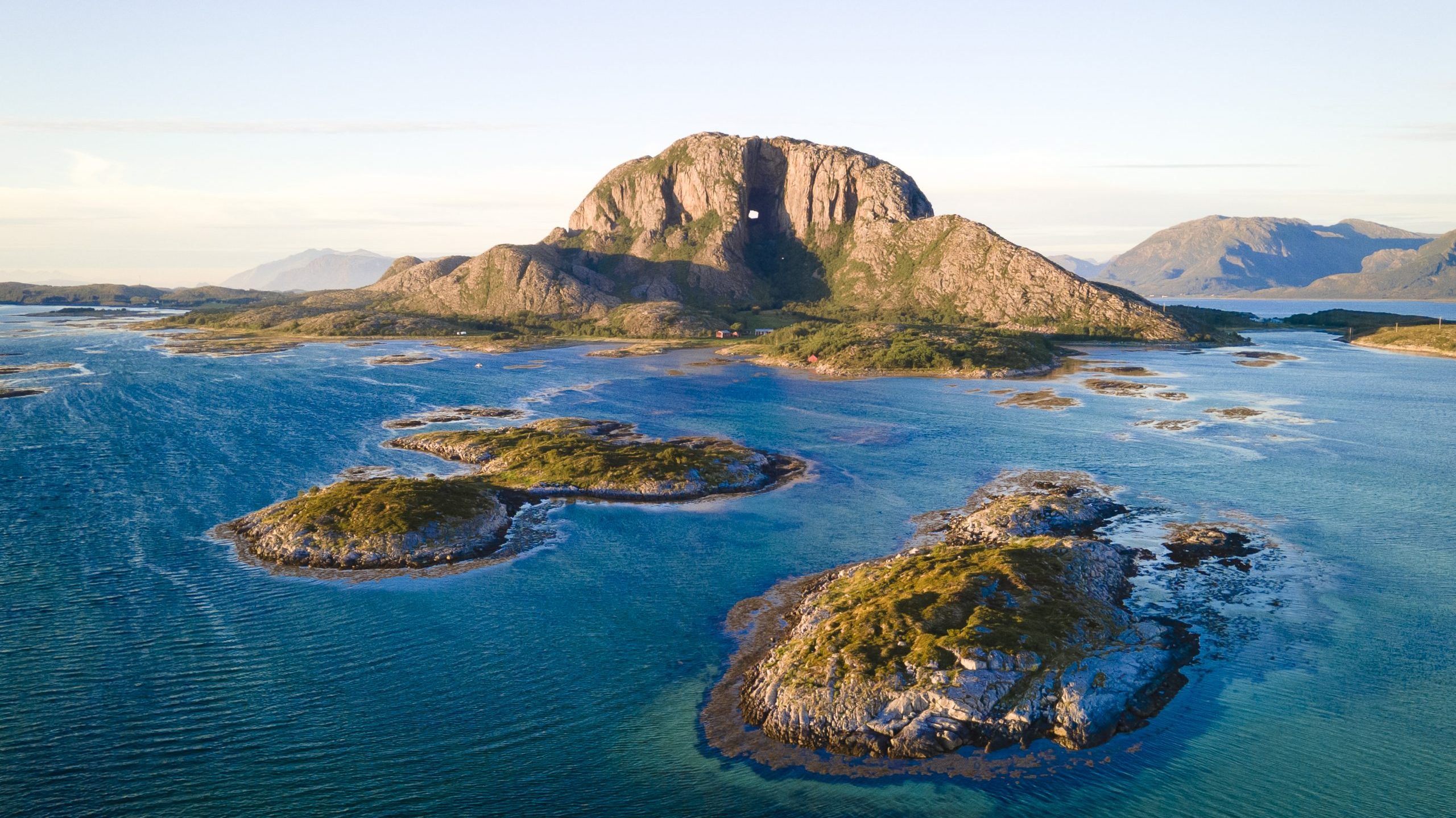 https://mdw-travel-data-us-east-1.s3.amazonaws.com/img/country/Norway/Torghatten/img_03.jpg