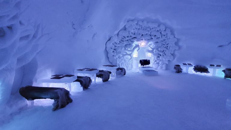 https://mdw-travel-data-us-east-1.s3.amazonaws.com/img/country/Norway/Tromso-Ice-Domes/img_02.jpg