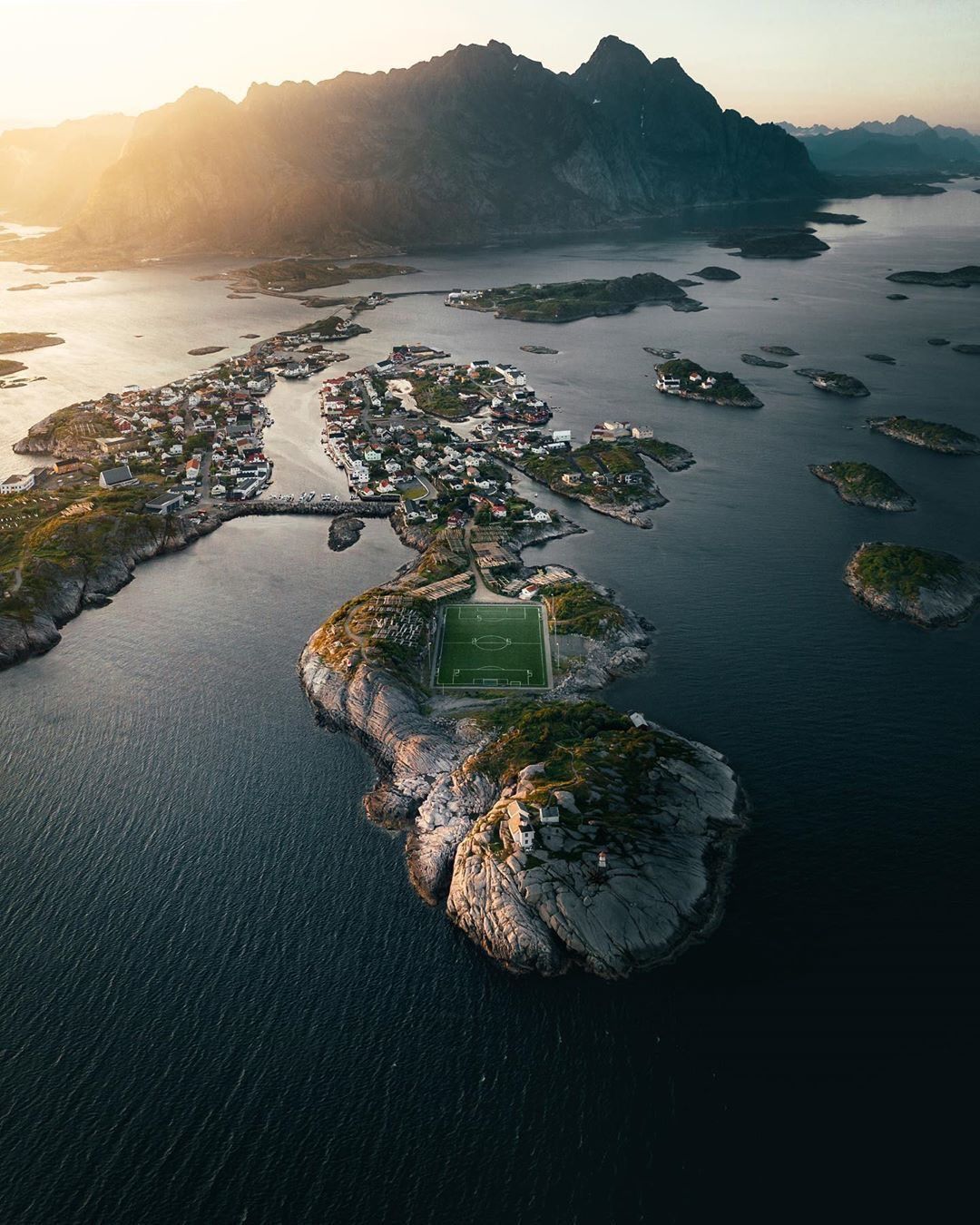 https://mdw-travel-data-us-east-1.s3.amazonaws.com/img/country/Norway/Tusenarsstedet-Molde/img_01.jpg