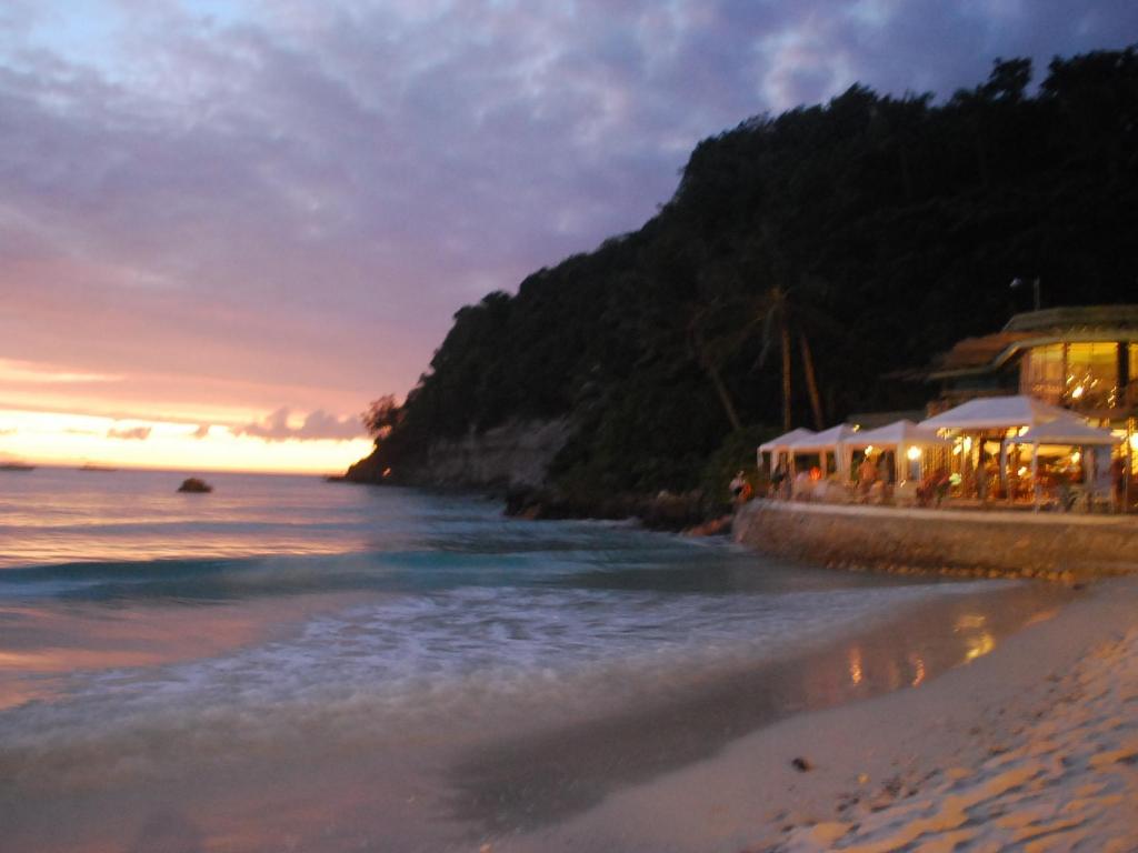 https://mdw-travel-data-us-east-1.s3.amazonaws.com/img/country/Philippines/Boracay-Terraces-Resort/img_01.jpg