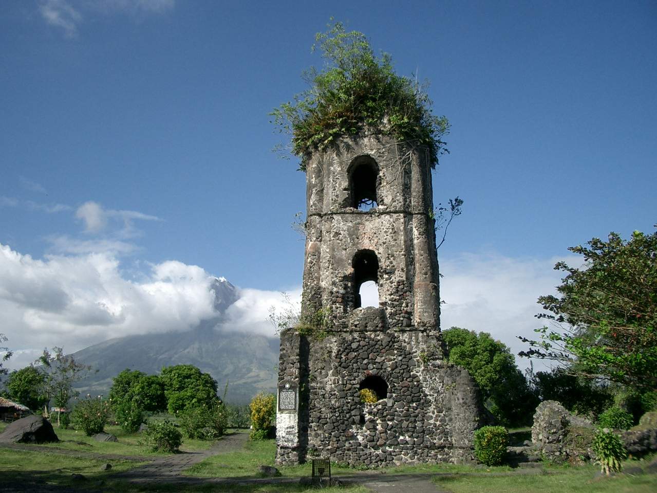 https://mdw-travel-data-us-east-1.s3.amazonaws.com/img/country/Philippines/Cagsawa-Ruins/img_01.jpg