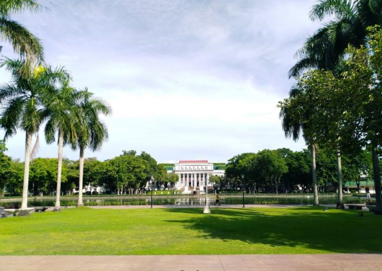 https://mdw-travel-data-us-east-1.s3.amazonaws.com/img/country/Philippines/Capitol-Park-and-Lagoon/img_00.jpg
