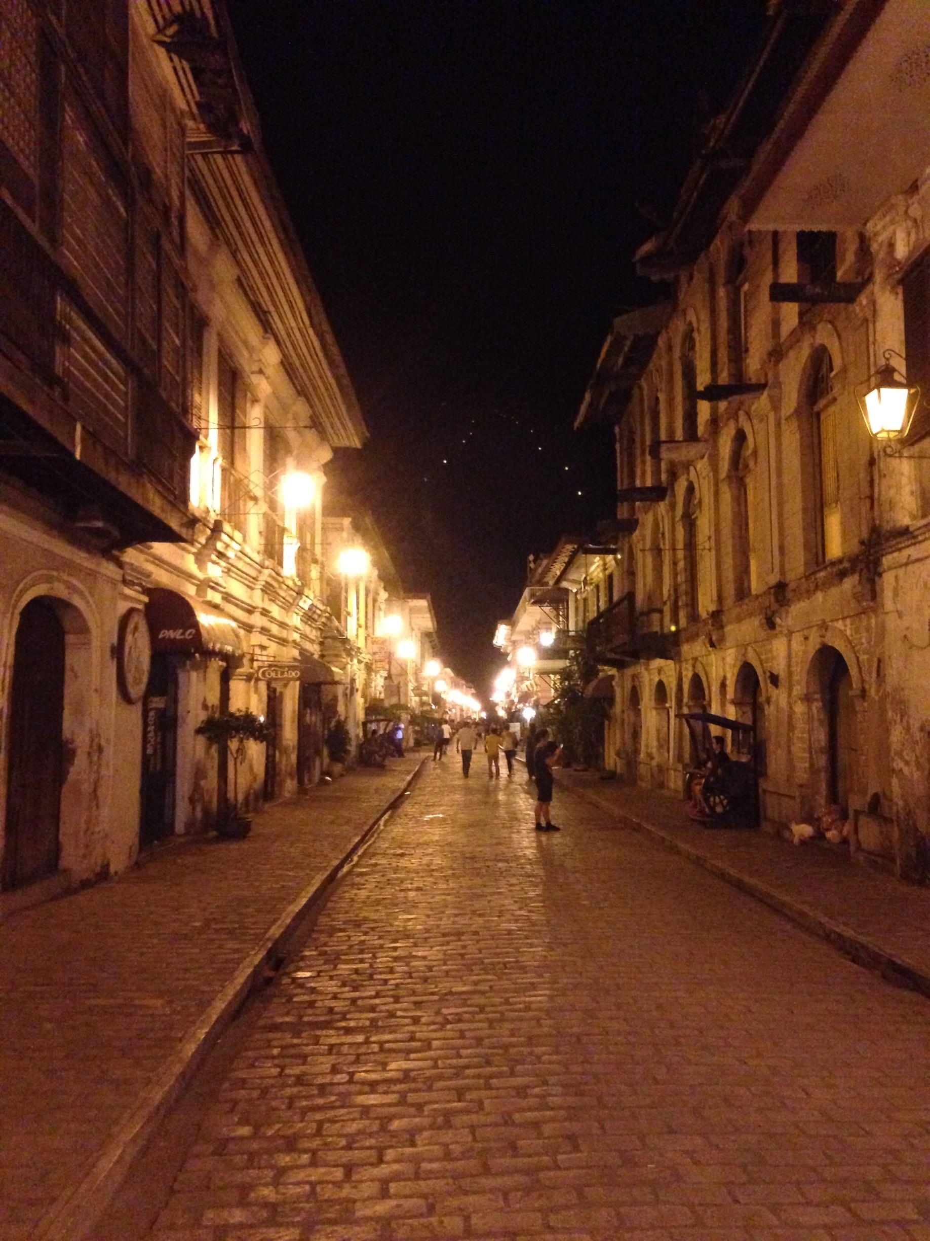 https://mdw-travel-data-us-east-1.s3.amazonaws.com/img/country/Philippines/Crisologo-Street/img_03.jpg