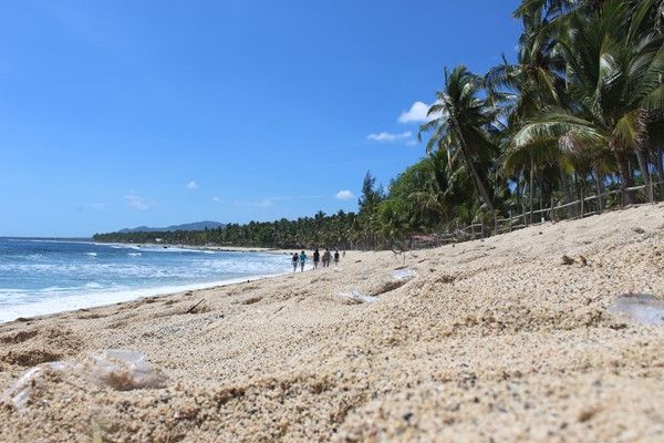 https://mdw-travel-data-us-east-1.s3.amazonaws.com/img/country/Philippines/Dahican-Beach/img_01.jpg