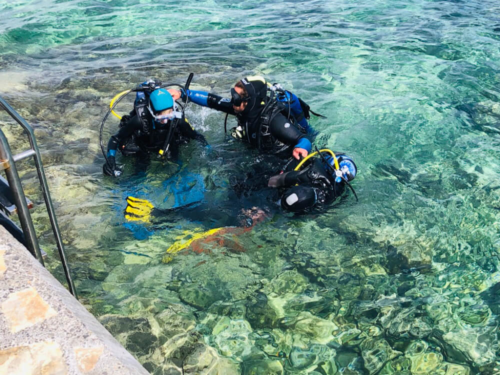 https://mdw-travel-data-us-east-1.s3.amazonaws.com/img/country/Philippines/Discovery-Scuba-Diving/img_01.jpg