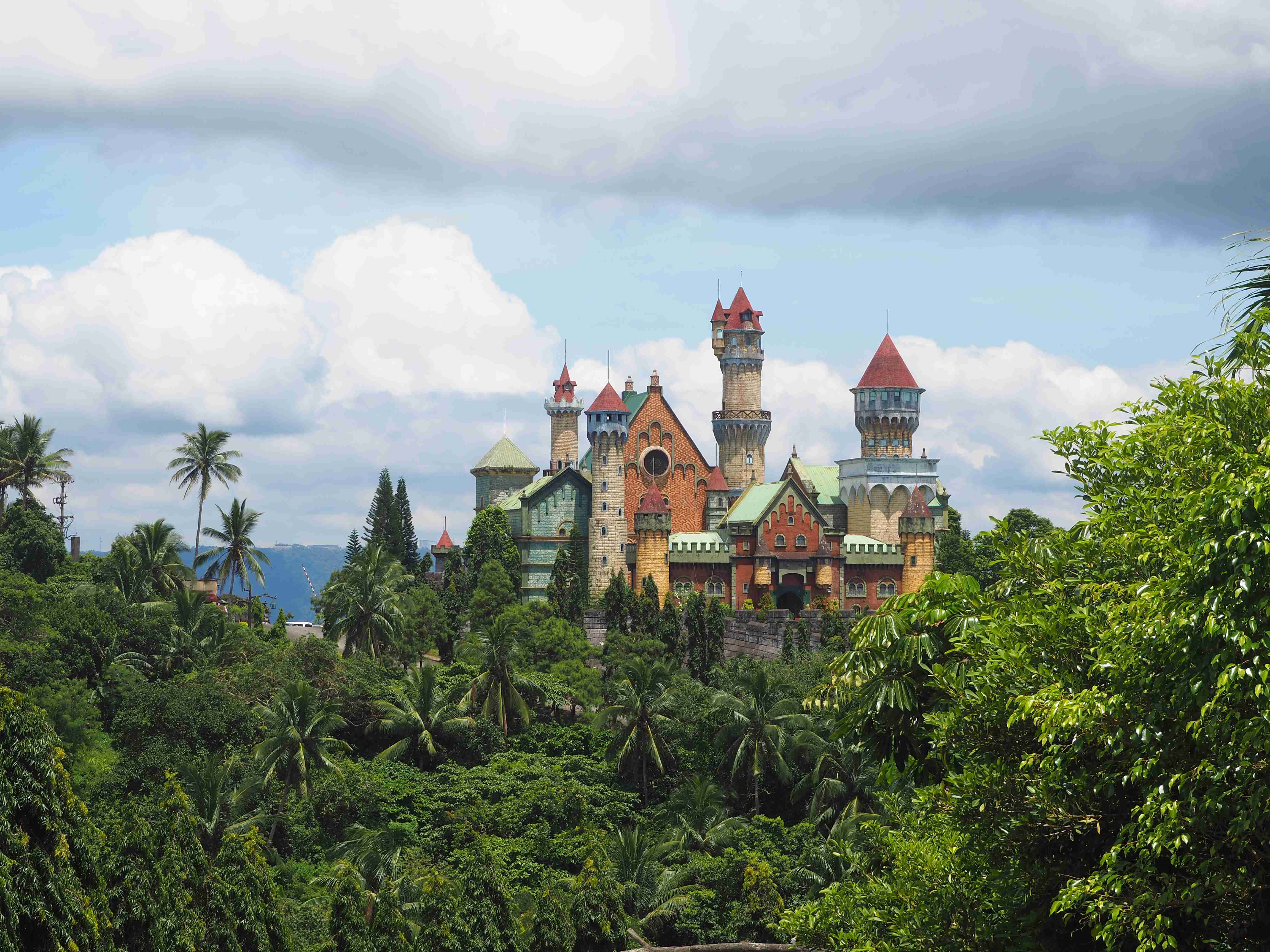 https://mdw-travel-data-us-east-1.s3.amazonaws.com/img/country/Philippines/Fantasy-World/img_01.jpg