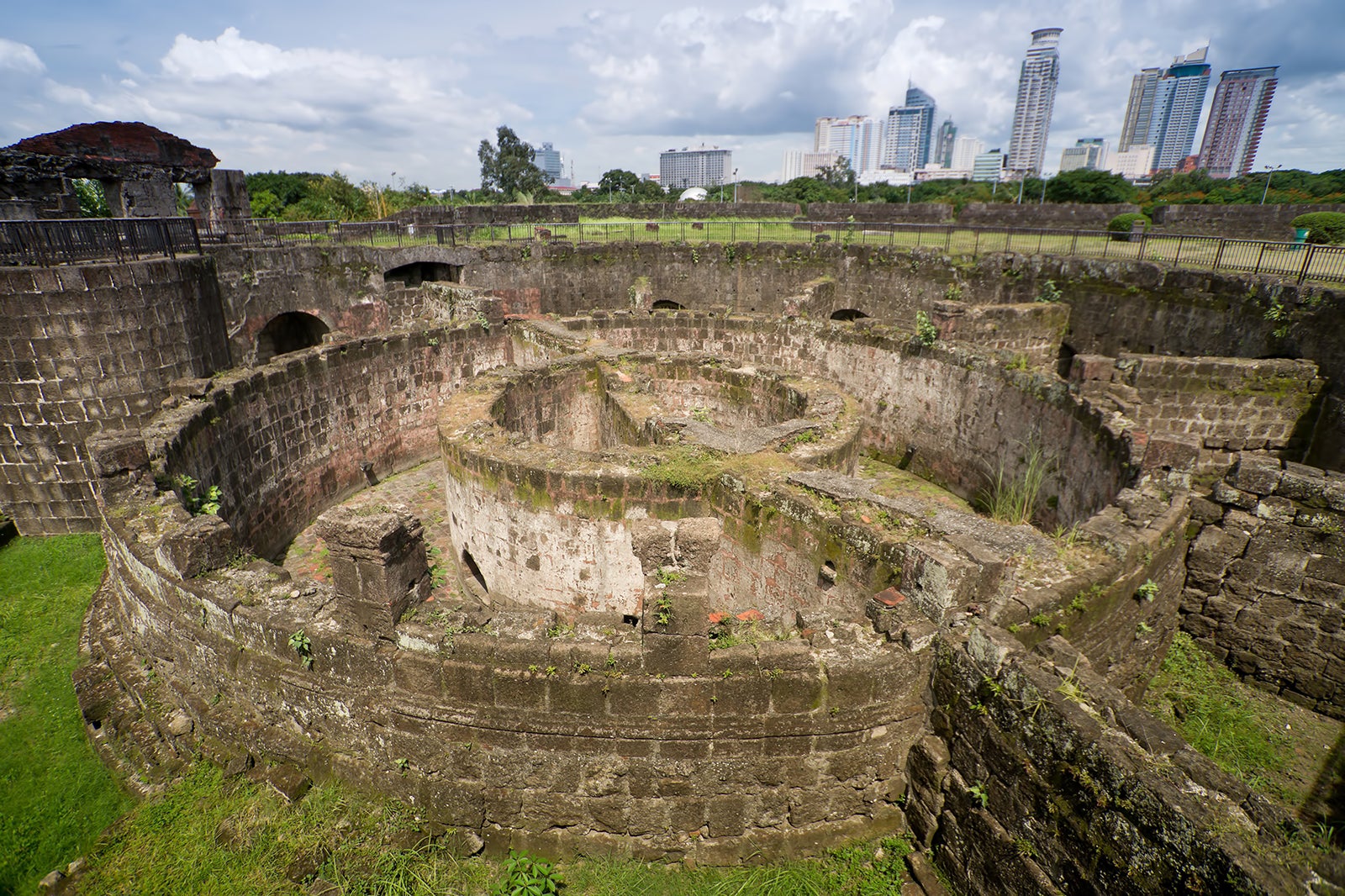 https://mdw-travel-data-us-east-1.s3.amazonaws.com/img/country/Philippines/Fort-Santiago/img_01.jpg