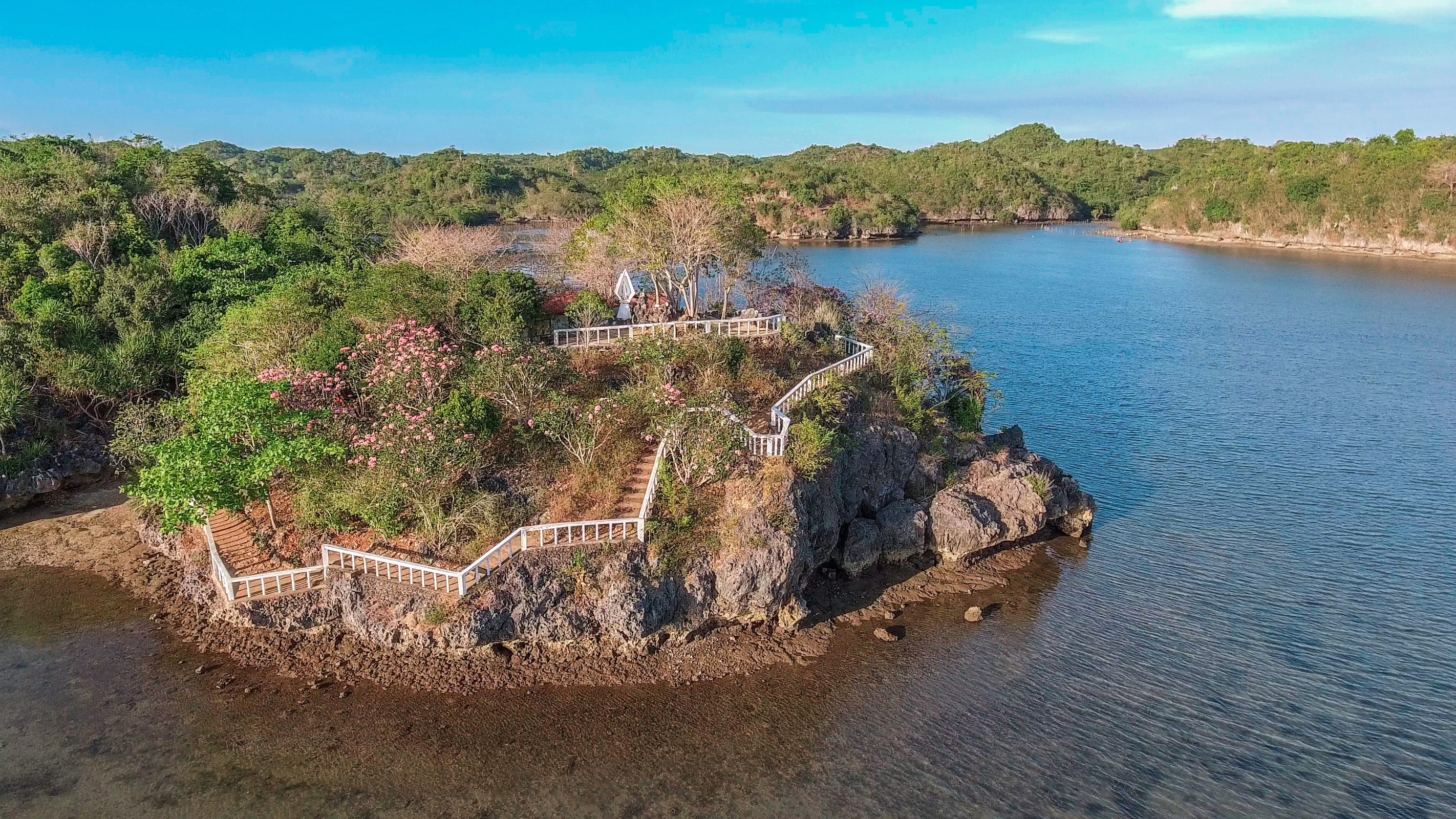https://mdw-travel-data-us-east-1.s3.amazonaws.com/img/country/Philippines/Guimaras-Island/img_00.jpg