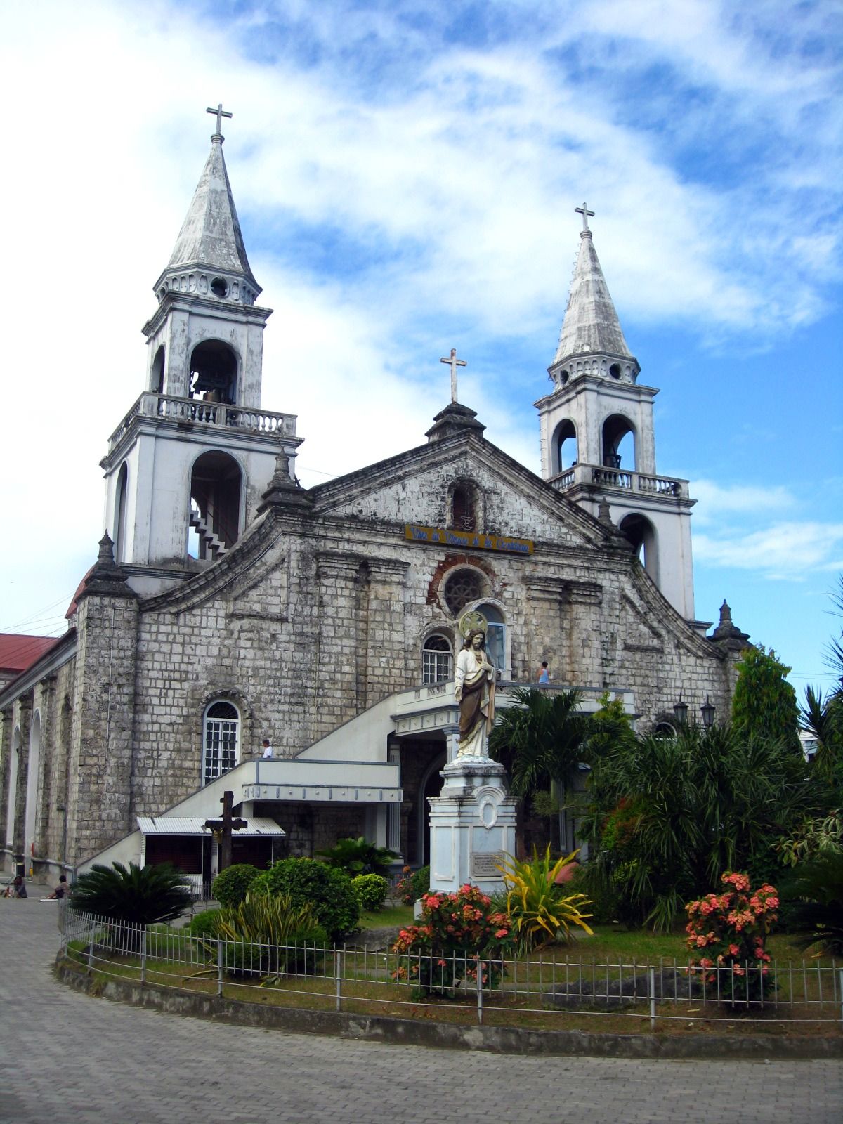 https://mdw-travel-data-us-east-1.s3.amazonaws.com/img/country/Philippines/Jaro-Cathedral/img_00.jpg