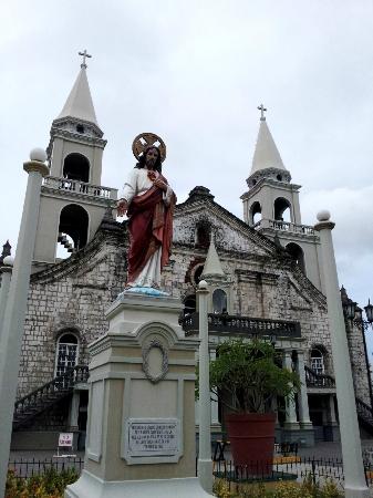 https://mdw-travel-data-us-east-1.s3.amazonaws.com/img/country/Philippines/Jaro-Cathedral/img_02.jpg