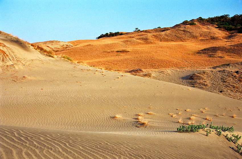 https://mdw-travel-data-us-east-1.s3.amazonaws.com/img/country/Philippines/La-Paz-Sand-Dunes/img_01.jpg