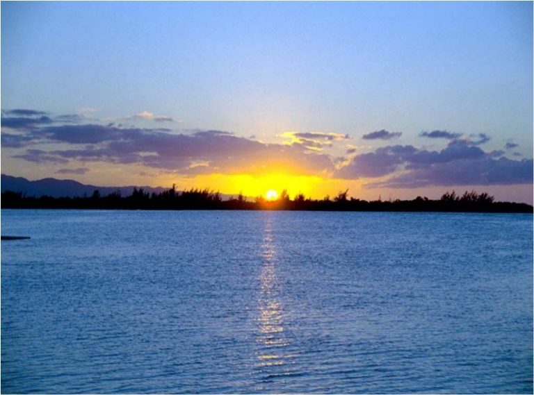 https://mdw-travel-data-us-east-1.s3.amazonaws.com/img/country/Philippines/Lake-Mainit/img_03.jpg