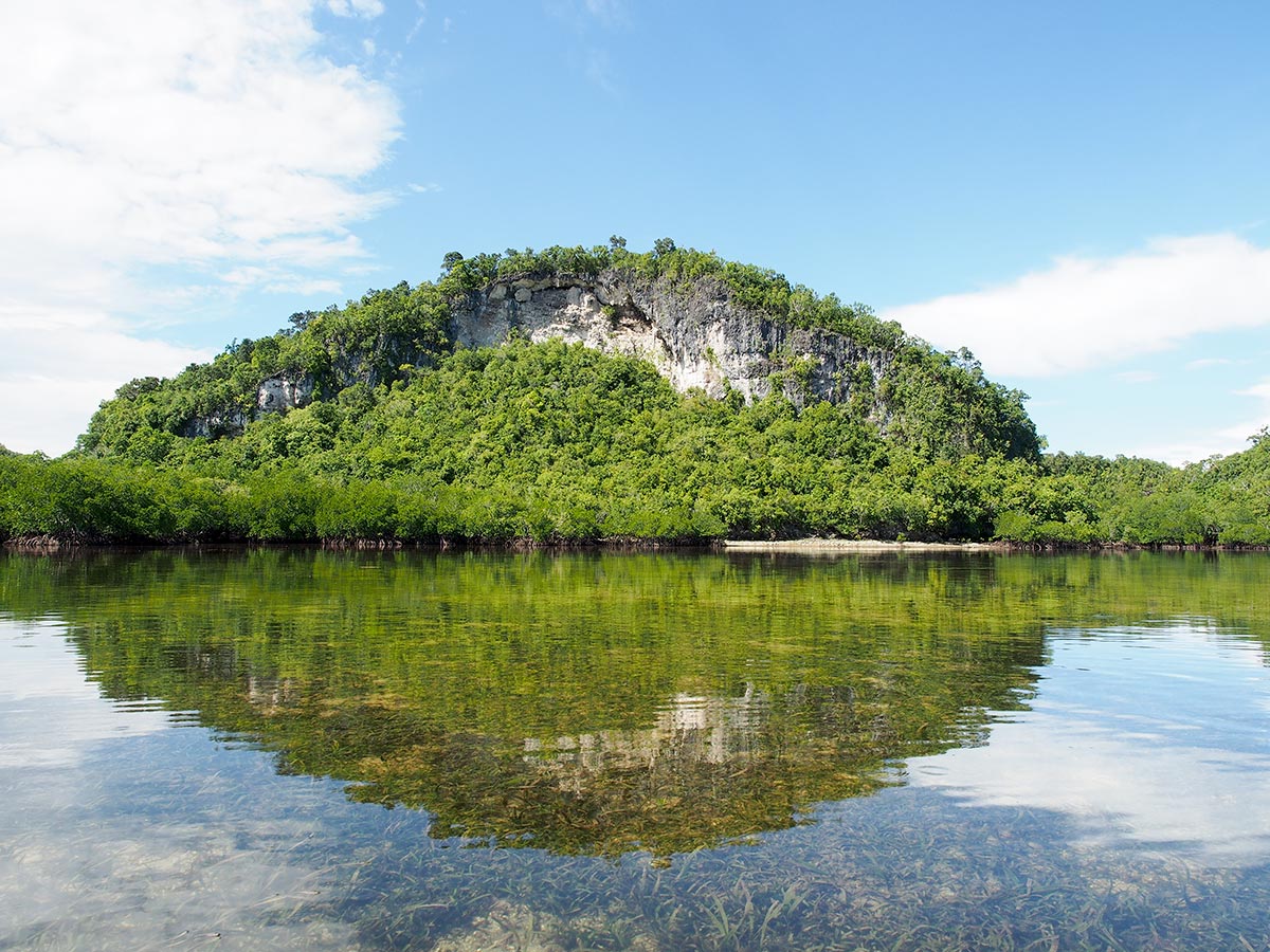 https://mdw-travel-data-us-east-1.s3.amazonaws.com/img/country/Philippines/Lamanok-Island-Caves/img_03.jpg