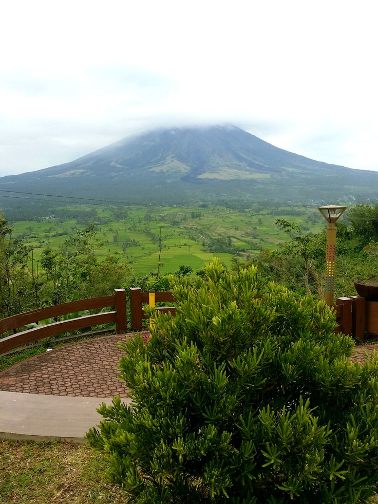 https://mdw-travel-data-us-east-1.s3.amazonaws.com/img/country/Philippines/Lignon-Hill/img_02.jpg