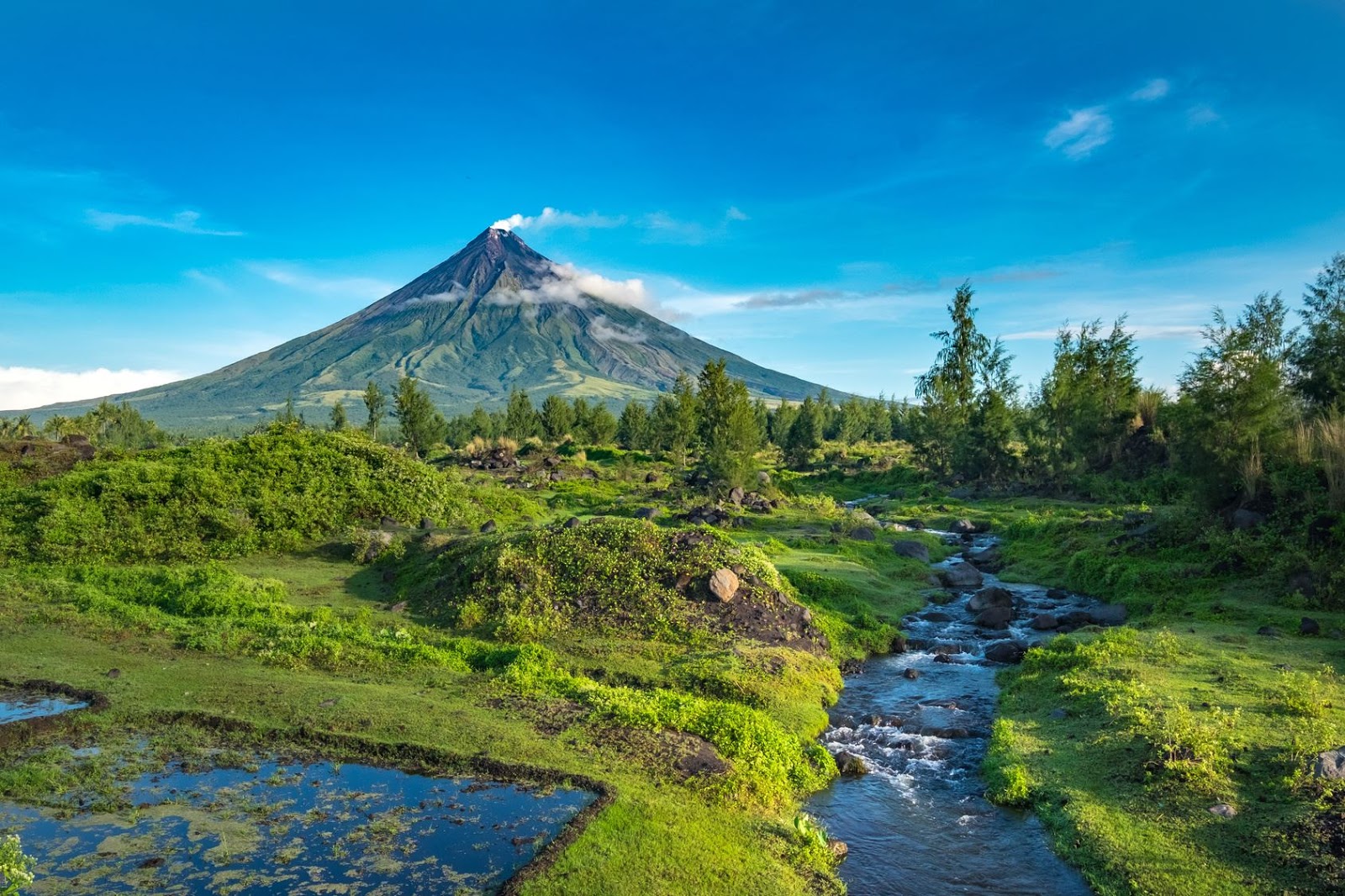https://mdw-travel-data-us-east-1.s3.amazonaws.com/img/country/Philippines/Mayon-Volcano/img_01.jpg