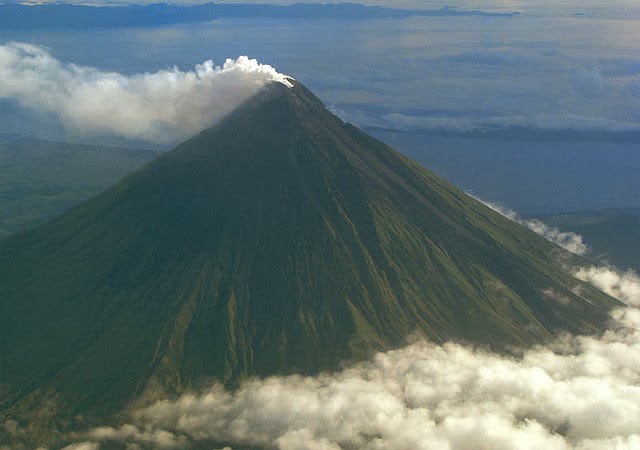 https://mdw-travel-data-us-east-1.s3.amazonaws.com/img/country/Philippines/Mayon-Volcano/img_02.jpg
