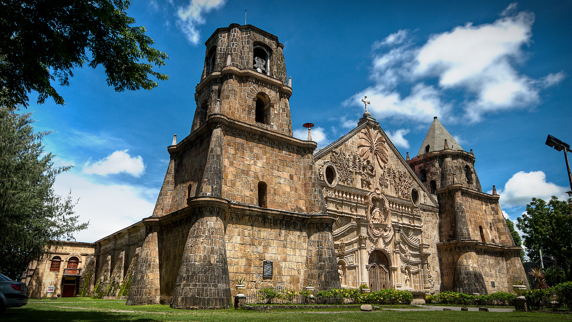 https://mdw-travel-data-us-east-1.s3.amazonaws.com/img/country/Philippines/Miagao-Church/img_01.jpg
