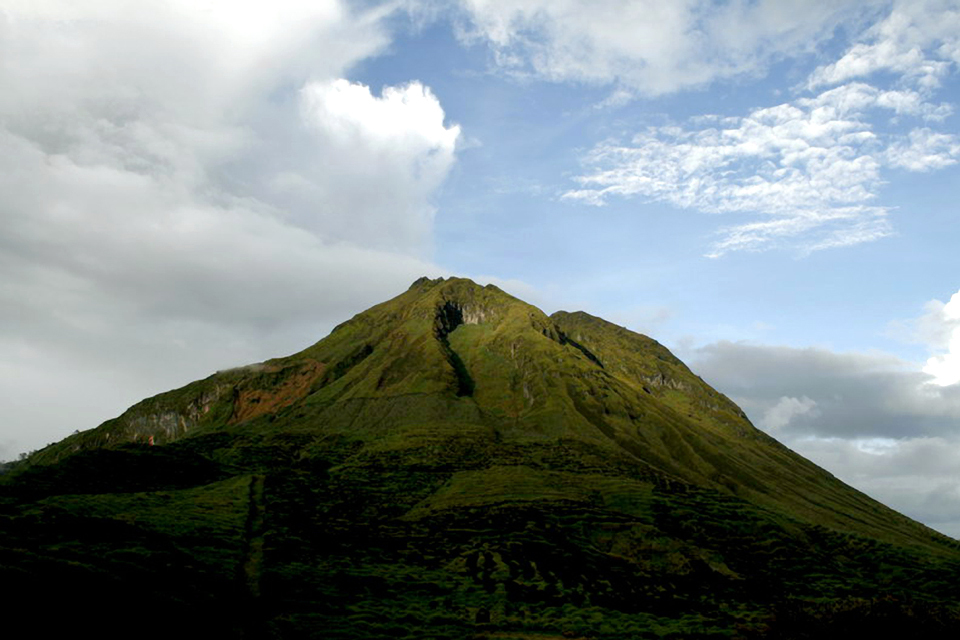 https://mdw-travel-data-us-east-1.s3.amazonaws.com/img/country/Philippines/Mount-Apo/img_01.jpg