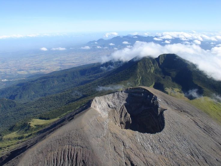 https://mdw-travel-data-us-east-1.s3.amazonaws.com/img/country/Philippines/Mount-Kanlaon/img_01.jpg