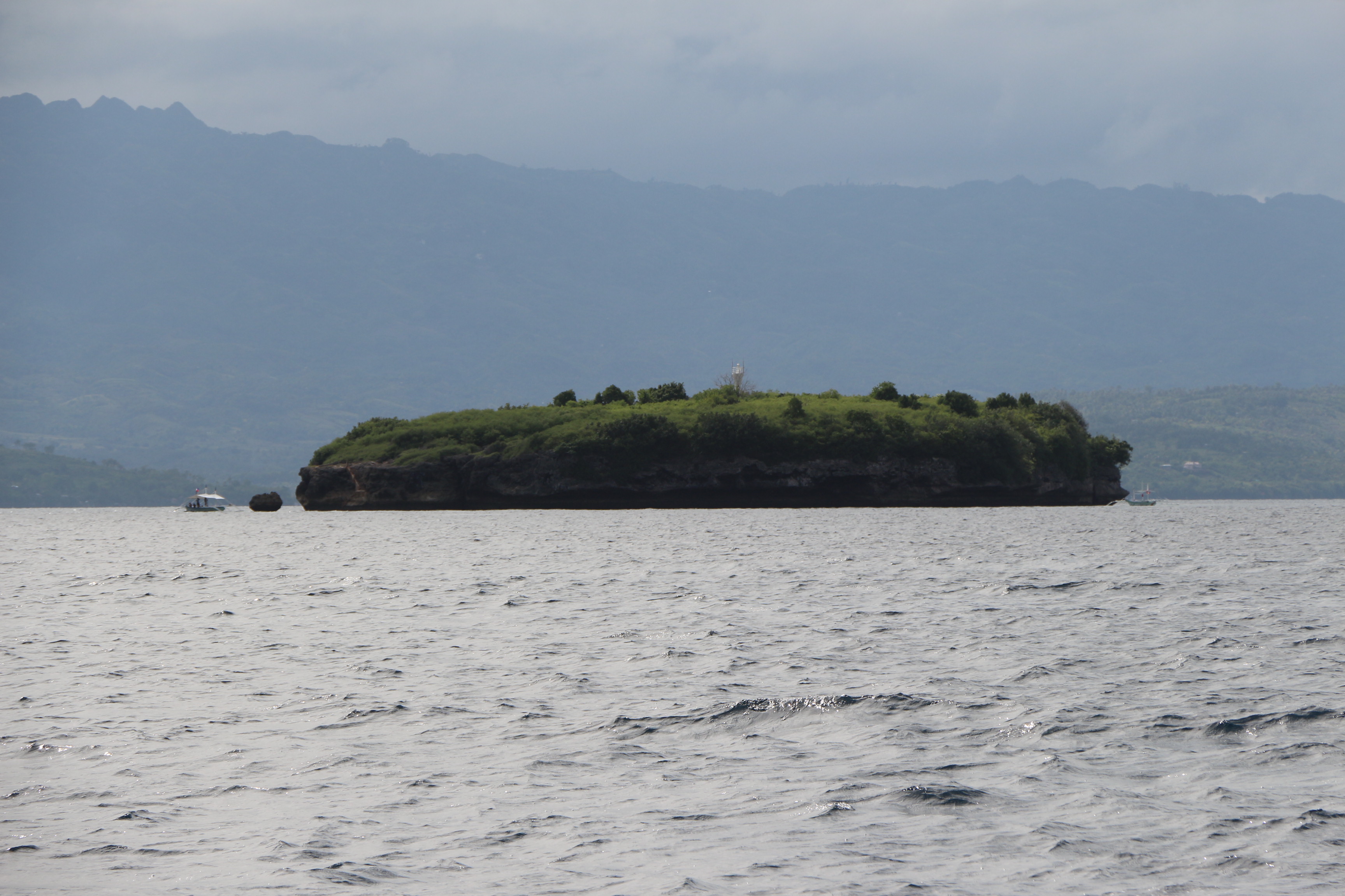 https://mdw-travel-data-us-east-1.s3.amazonaws.com/img/country/Philippines/Pescador-Island/img_01.jpg
