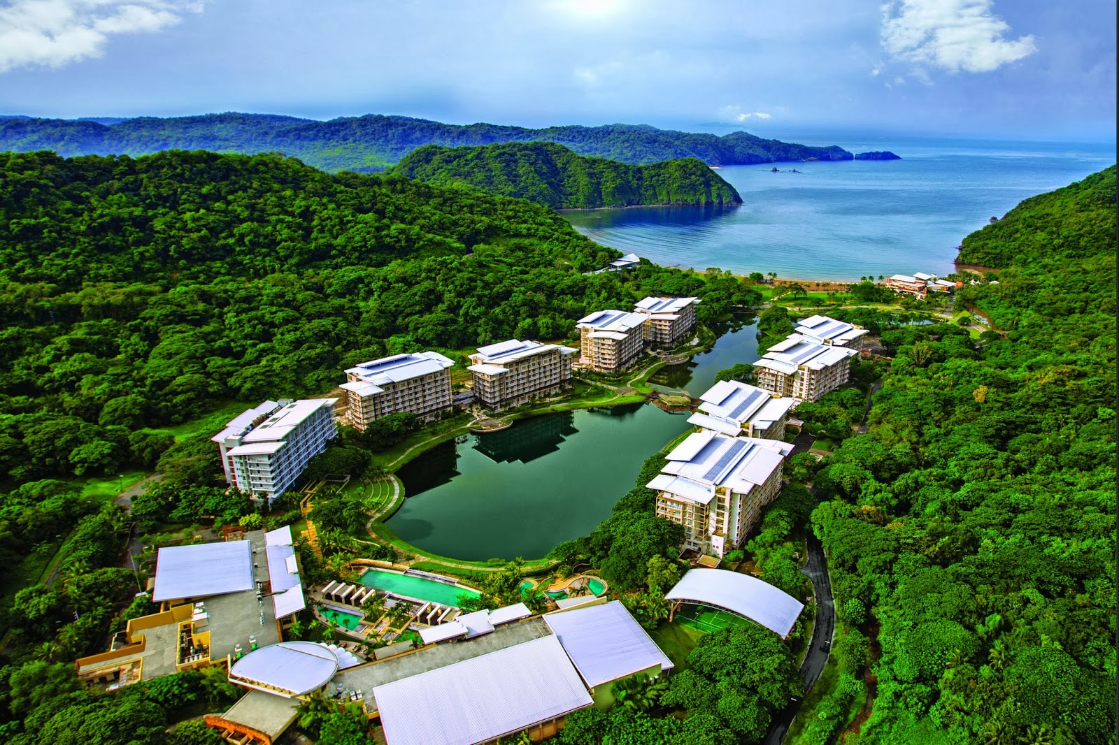 https://mdw-travel-data-us-east-1.s3.amazonaws.com/img/country/Philippines/Pico-de-Loro-Cove/img_00.jpg