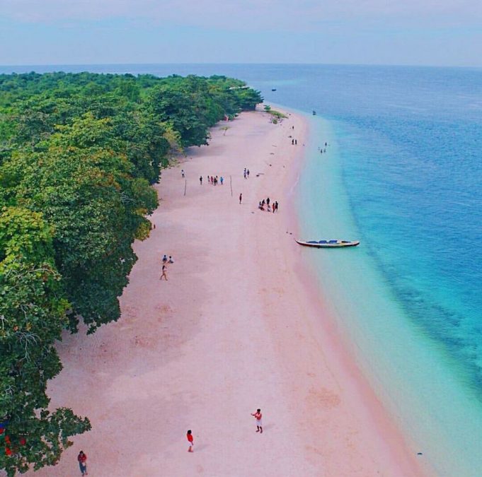 https://mdw-travel-data-us-east-1.s3.amazonaws.com/img/country/Philippines/Pink-Sand-Beach/img_03.jpg