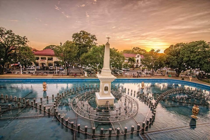 https://mdw-travel-data-us-east-1.s3.amazonaws.com/img/country/Philippines/Plaza-Salcedo/img_00.jpg