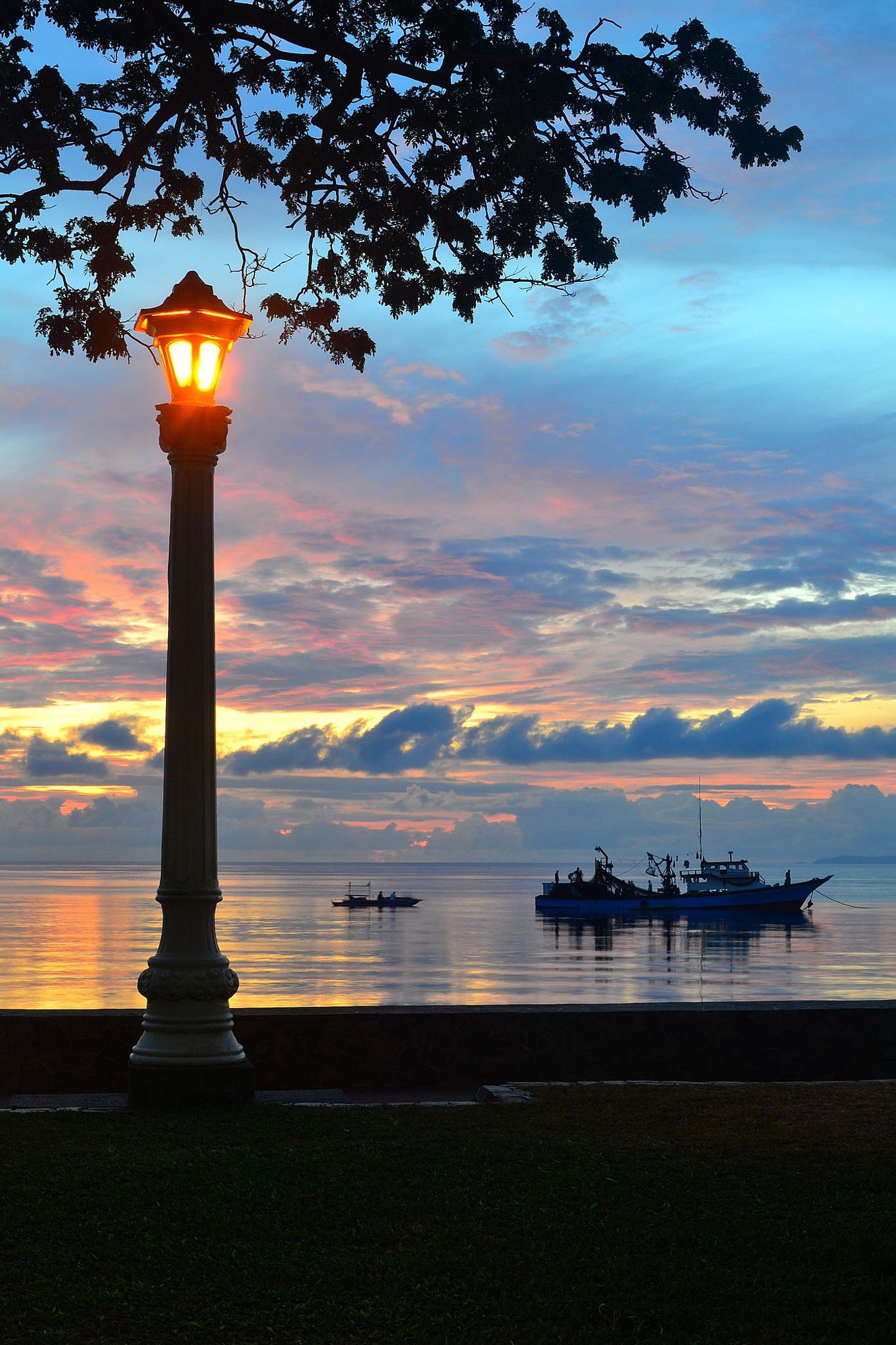 https://mdw-travel-data-us-east-1.s3.amazonaws.com/img/country/Philippines/Rizal-Boulevard/img_00.jpg