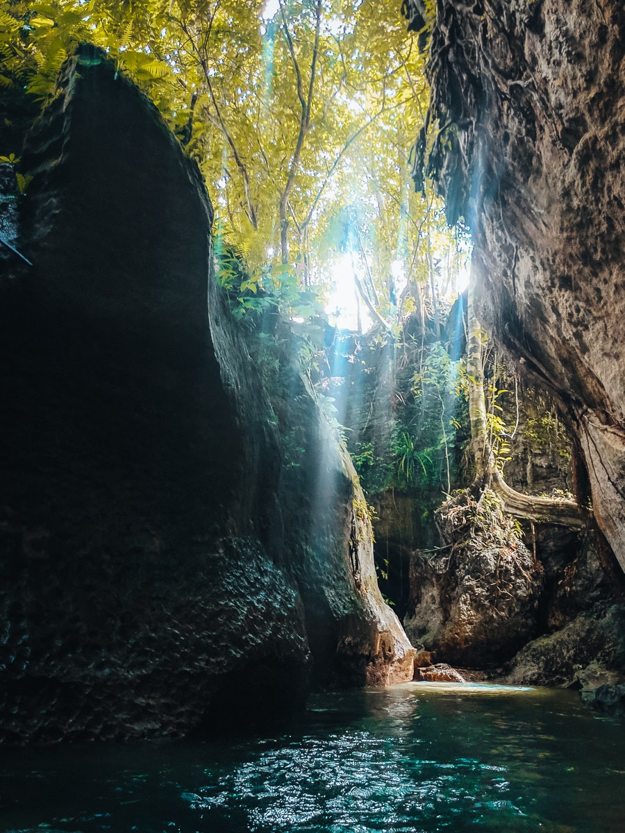 https://mdw-travel-data-us-east-1.s3.amazonaws.com/img/country/Philippines/Tayangban-Cave-Pool/img_03.jpg